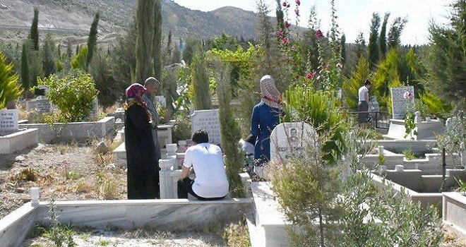 Arefe günü mezarlıklar doldu taştı