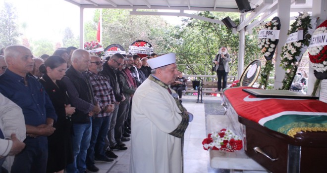 Usta tiyatrocu Özdemir Nutku son yolculuğuna uğurlandı