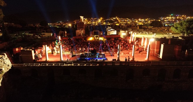 Efest, ​​​​​​​Cem Adrian ile eğitime destek oluyor