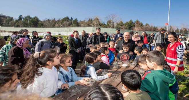 Soyer, Kadifekale’de mahalle bostanlarının üreticileriyle buluştu