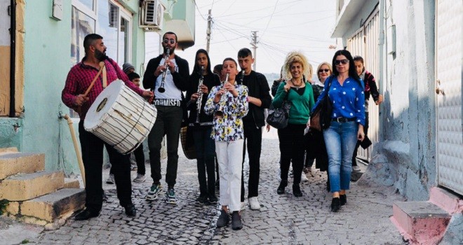 Hayat bir Roman, Çarşamba akşamı...