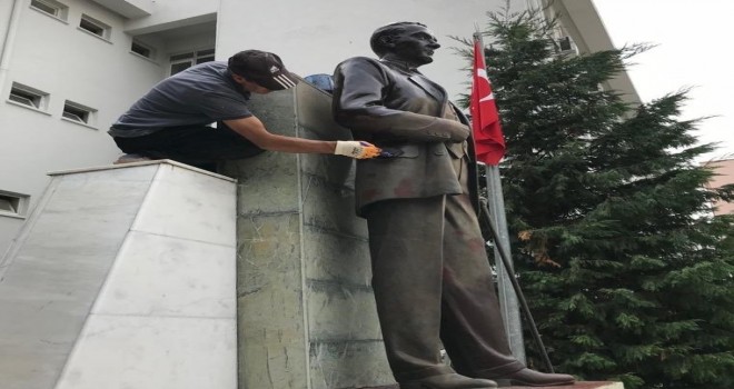 Kaymakamlık önündeki Atatürk heykeli onarıldı