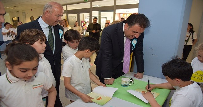 Geleceğin Yazarları İlk Kitabını Müdür Yentür’e İmzaladı