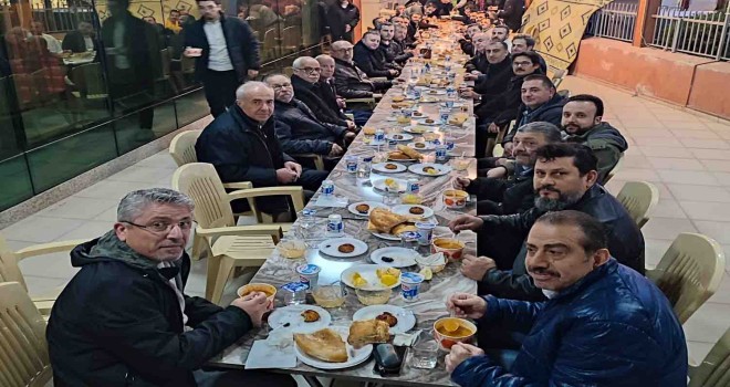 Karşıyaka çarşı esnafı birlikte iftar açtı