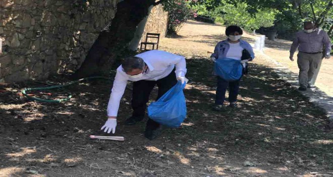 Temiz bir çevre için Başkan Yılmazlar çöp topladı