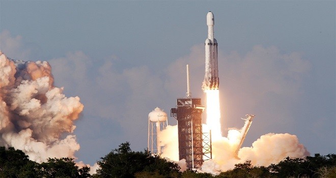 SpaceX'in FalconHeavy roketi ilk ticari uçuşta başladı