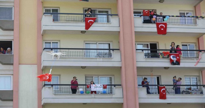 Buca’da evlere konser ve dronelu bayrak servisi