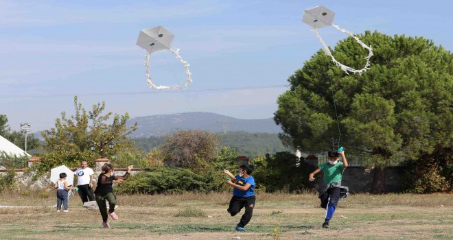 Bucalı çocuklar güzel havanın tadını uçurtmayla çıkardı