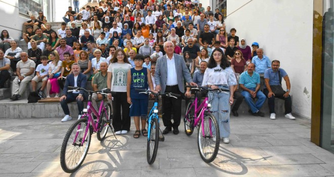 Karabağlar Belediyesi'nden başarılı öğrencilere bisiklet armağanı