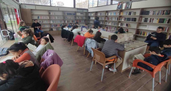 Bayraklı kitap kafeleri çok sevdi