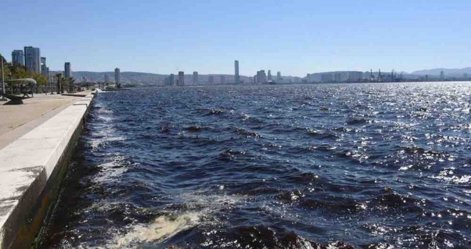 İzmir Körfezi'nde kötü koku sürüyor
