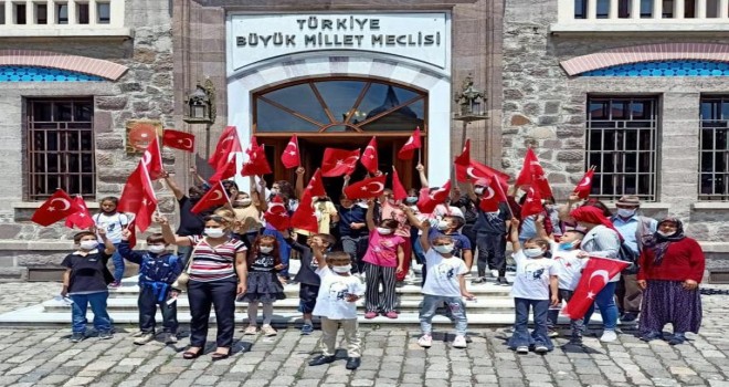 TYSD Karşıyaka Şubesi öğrencilerin Anıtkabir’i gezme hayallerini gerçekleştirdi