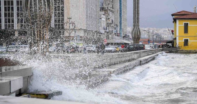 Fırtına duvarı Kordon’da taşkını önledi