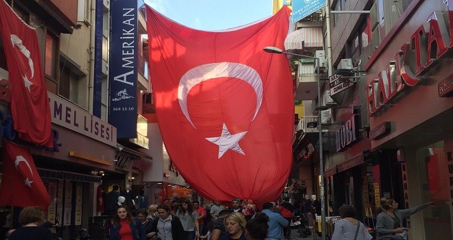 Arabacılar Sokağı'na dev Türk Bayrağı