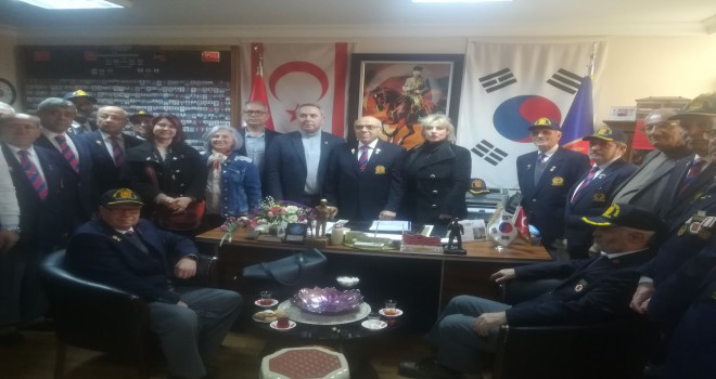 CHP Karşıyaka gazileri ziyaret etti