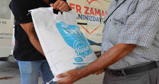 Torbalı Belediyesi'nden un dağıtımı