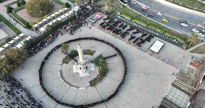 Konak Atatürk Meydanı’nda unutulmaz koreografi