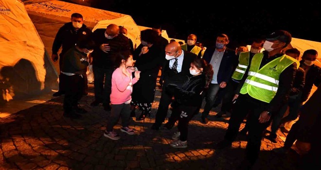 Başkan Soyer depremzedeleri ziyaret etti