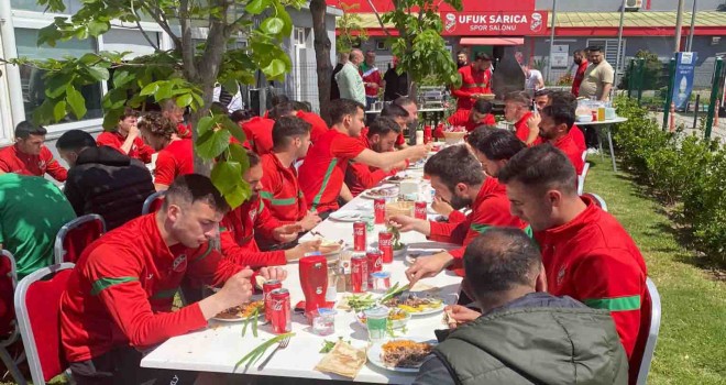Karşıyaka Çarşı'dan futbolculara moral yemeği
