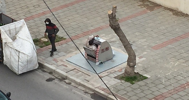 Çöpten adam çıktı…