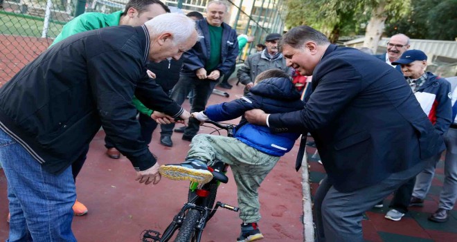 Karşıyaka’da çocuklar bisikletlere kavuştu