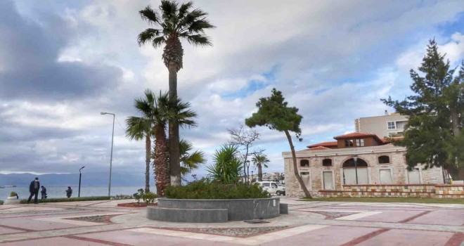 Çeşme Meydanı’nındaki kaçak yapılar yıkıldı