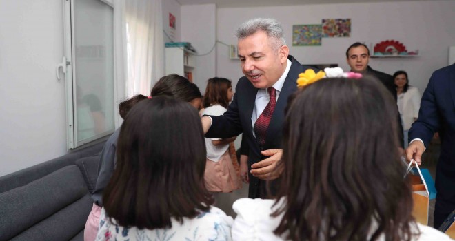 Vali Elban Karşıyaka Çocuk Yuvası'nı ziyaret etti