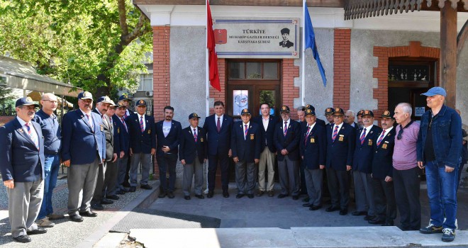 Başkan Tugay Karşıyaka'da gazilerle bayramlaştı