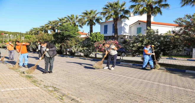 Başkan Yetişkin Seferihisar sokaklarında bayram temizliği yaptı