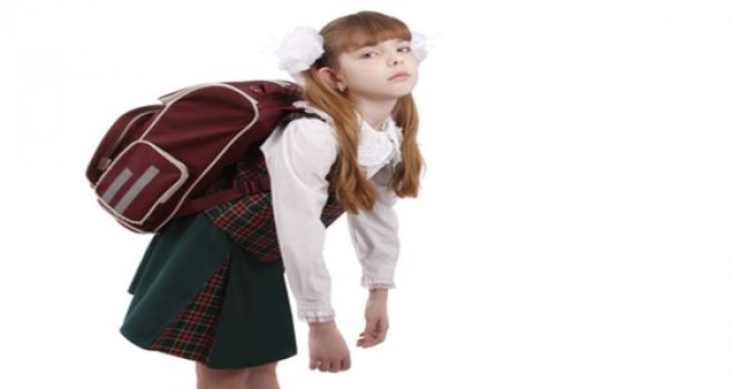 Ağır okul çantası omurgayı bozuyor