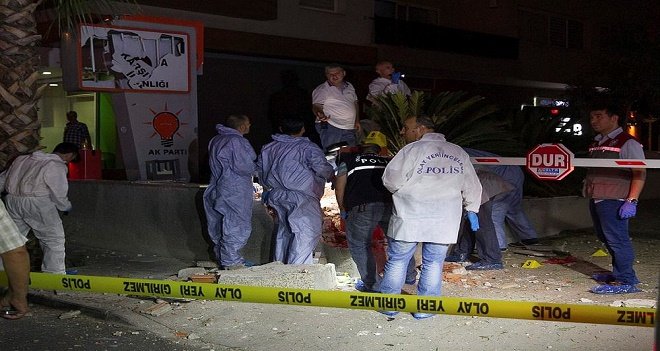 Ak Parti Karşıyaka İlçe binasında bomba patladı 