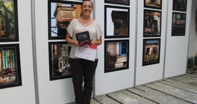 Akdeniz'in mavisi ile beyazını buluşturan sergi