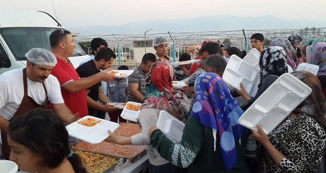 Ak Parti Karşıyaka'da sokak iftarları veriyor