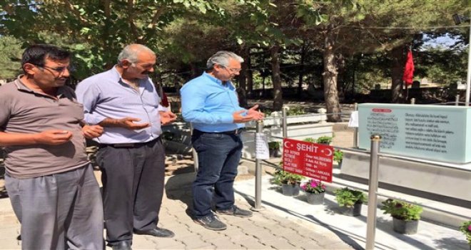 Akpınar'dan 15 Temmuz şehidinin kabrine ziyareti