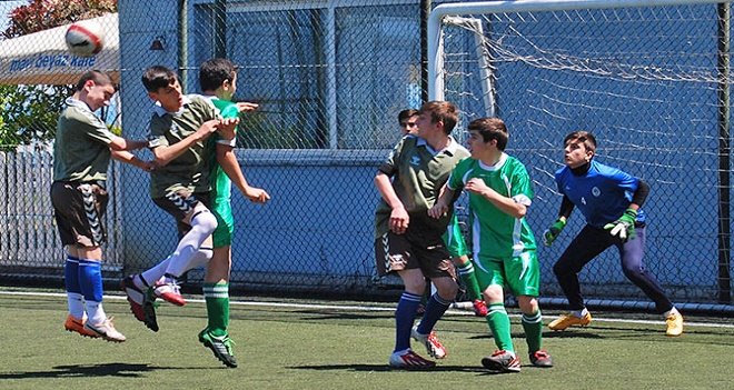 “Aktif Şehir Karşıyaka Efsaneler Ortaokullar Futbol Turnuvası” düzenlendi