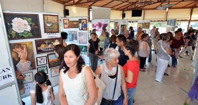 Amatör ressamların eserleri Yeni Foça'da sergilendi