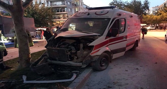 Ambulansla araç çarpıştı, 3 sağlıkçı yaralandı!