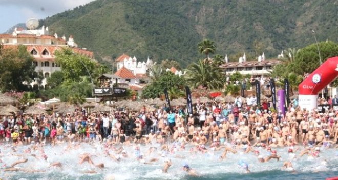 Aquamasters Yüzme Maratonu'na Karşıyakalılar damga vurdu