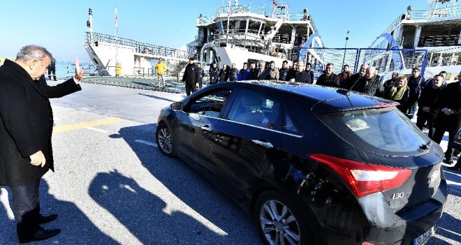 Arabalı vapurun 1 milyonuncu yolcusuna mini tören