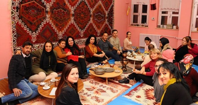 Aşçı yardımcılarından Karşıyaka Halk Eğitim ve İşkur'a yemek...