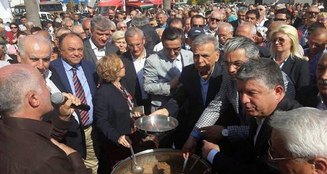 Aşure karmaya devam ediyorlar...