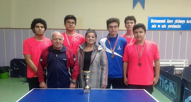 Atakent Anadolu Lisesi Masa Tenisi'nde kürsüye çıktı