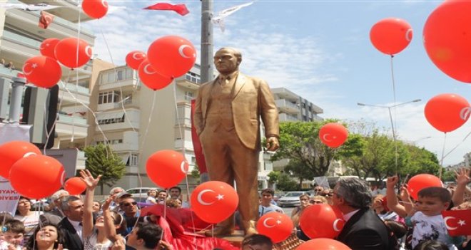 Atatürk’ün hediyesi, Atatürk heykeliyle taçlandı