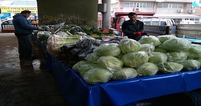 Karşıyaka'da tekstil pazarları kapandı, sebze meyve ambalajla satılacak