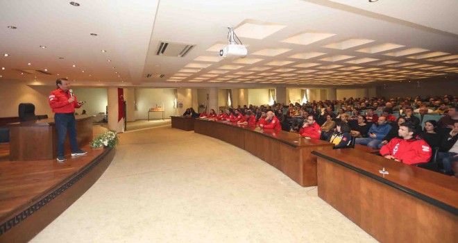 AKUT Selçuk ekibi yeni gönüllüleri bilgilendirdi