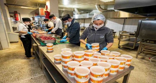 İzmir Büyükşehir günde 10 bin kişilik iftar yemeği dağıtacak
