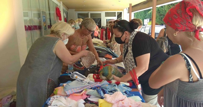 Foça'da kermesle hayvanları da insanları da mutlu ettiler