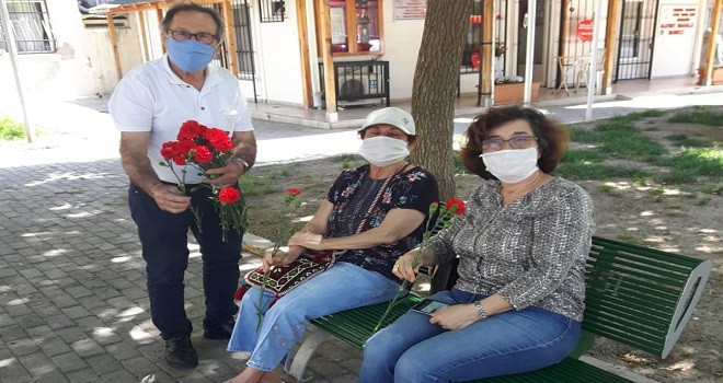 Muhtar Koçoğlu'ndan annelere çiçek...
