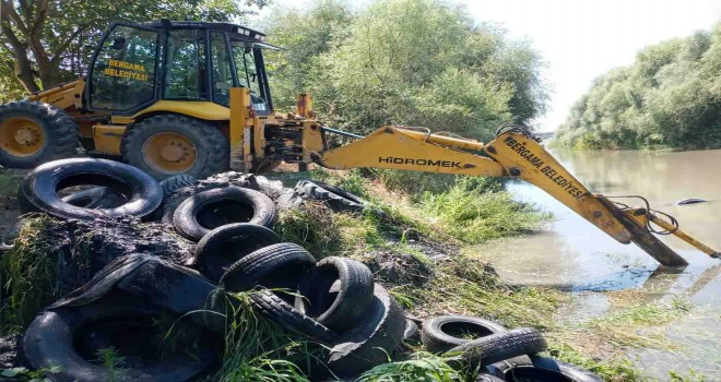 Bakırçay’a kamyonlarca dolusu hurda lastik atıldı