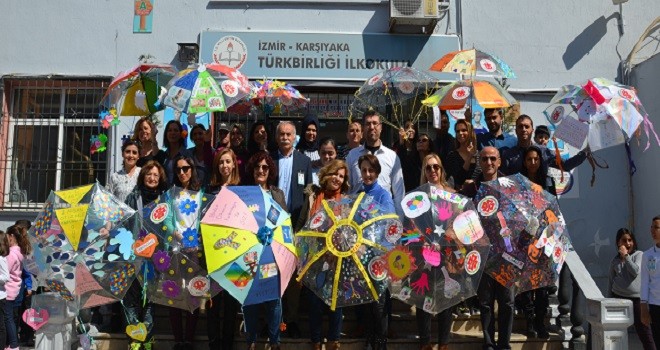 Türkbirliği İlkokulu’nda şemsiye etkinliği büyük ilgi gördü